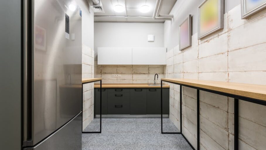 LED pásky pod kuchyňskou linku: 24V vs 12V, profily, napájení, stmívání a montáž bez chyb