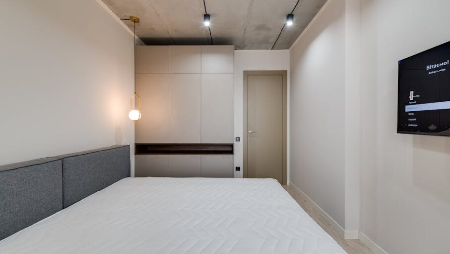Stropní ventilátor do bytu v paneláku: výběr průměru, DC vs AC, montáž do betonu i sádrokartonu a reálný rozpočet