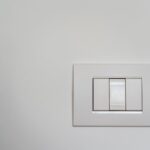 Výměna zásuvek a vypínačů v paneláku bez sekání: výběr rámečků, montáž krok za krokem a reálný rozpočet