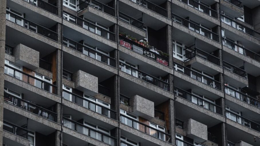Sklápěcí balkonový stůl na zábradlí: výběr, měření, montáž bez vrtání a reálný rozpočet