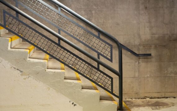 Vnitřní zábradlí na schodiště: dřevo, kov, sklo