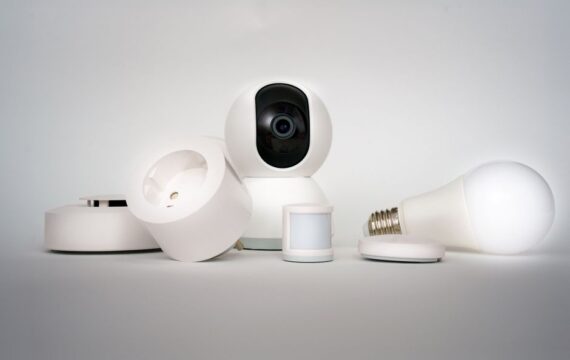 Chytré zásuvky s měřením spotřeby v bytě: výběr Wi-Fi vs Zigbee, bezpečná instalace a reálné úspory